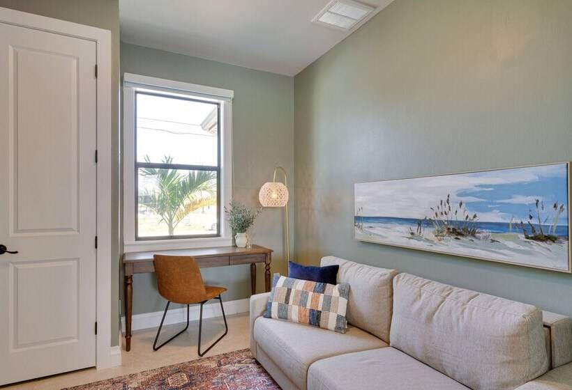 Pool & Gulf Access Canal: Chic Cape Coral Home!