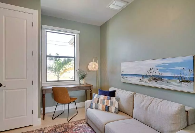 Pool & Gulf Access Canal: Chic Cape Coral Home!