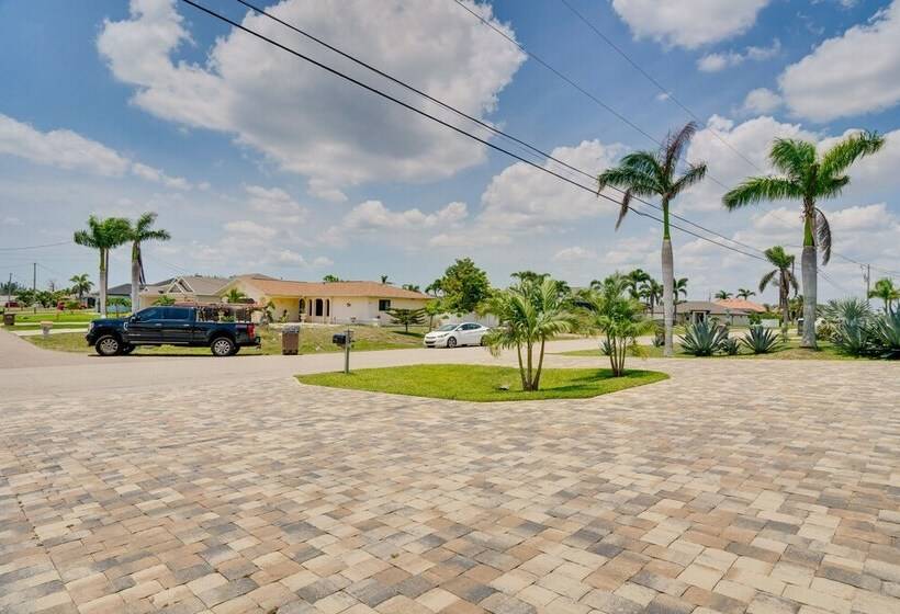 Pool & Gulf Access Canal: Chic Cape Coral Home!