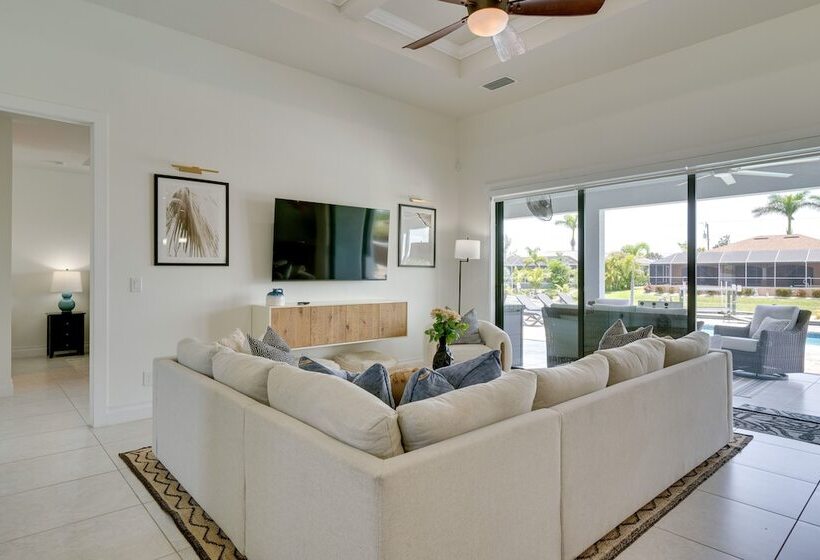 Pool & Gulf Access Canal: Chic Cape Coral Home!