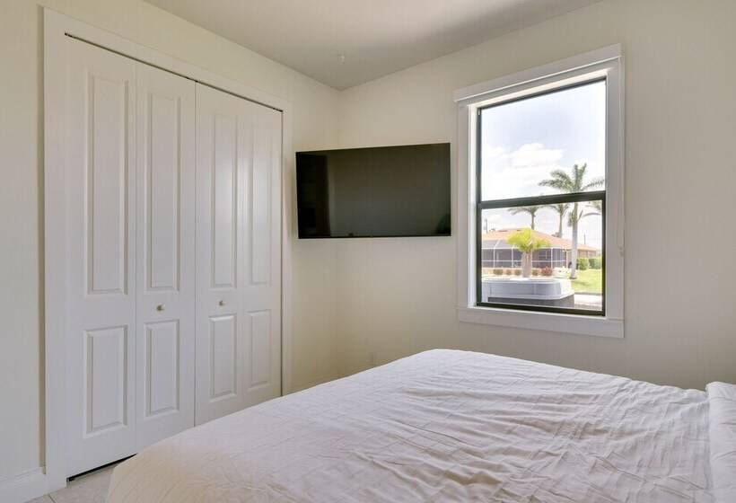 Pool & Gulf Access Canal: Chic Cape Coral Home!