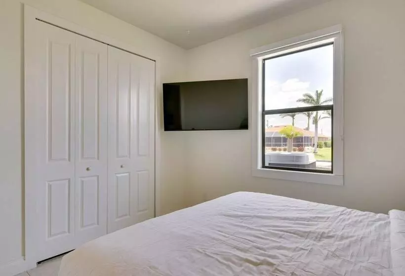 Pool & Gulf Access Canal: Chic Cape Coral Home!