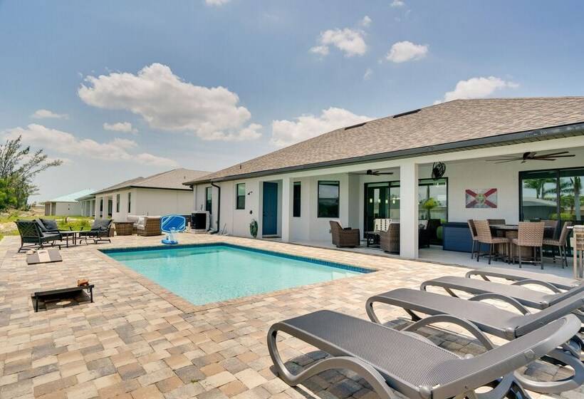Pool & Gulf Access Canal: Chic Cape Coral Home!
