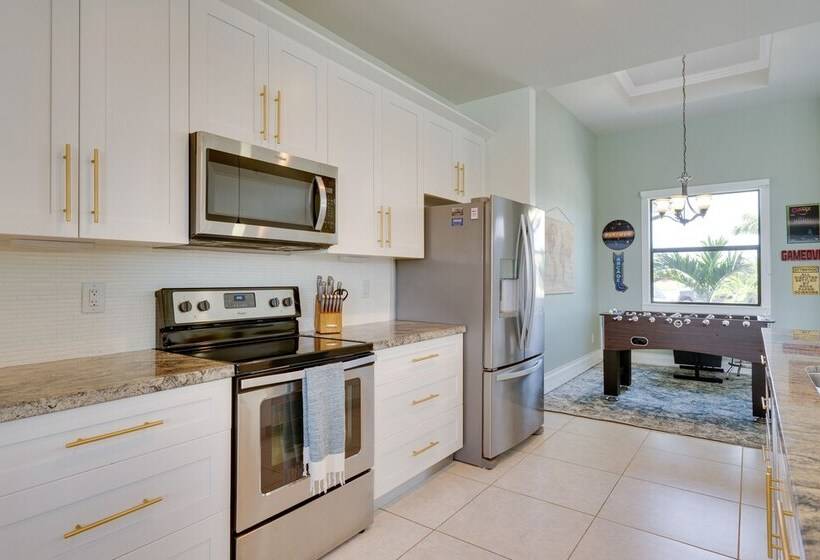 Pool & Gulf Access Canal: Chic Cape Coral Home!