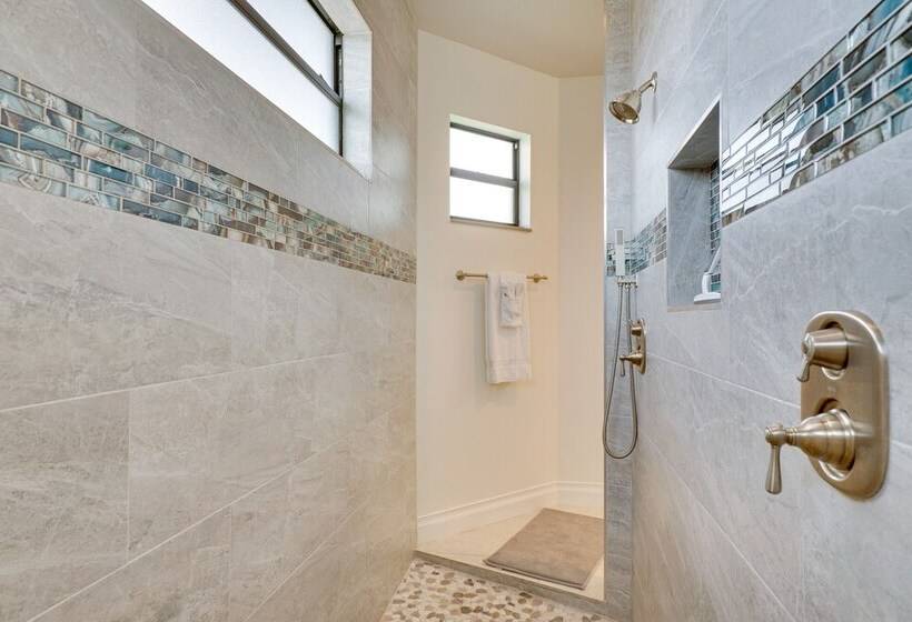 Pool & Gulf Access Canal: Chic Cape Coral Home!