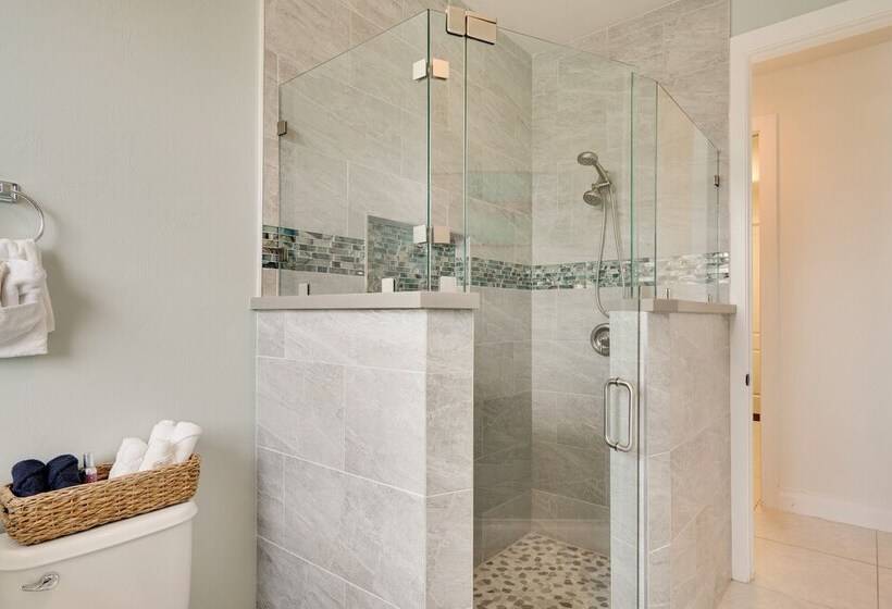 Pool & Gulf Access Canal: Chic Cape Coral Home!