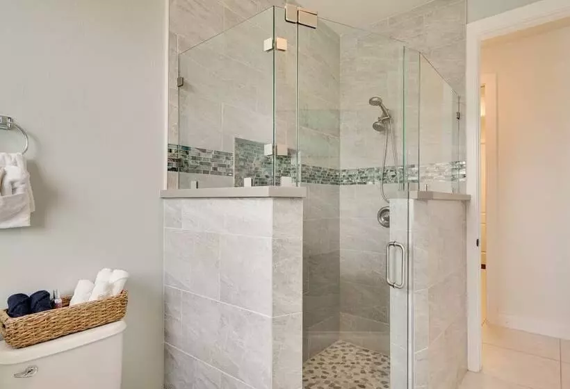 Pool & Gulf Access Canal: Chic Cape Coral Home!