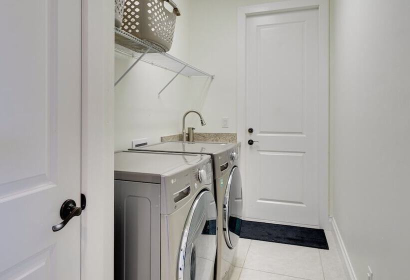 Pool & Gulf Access Canal: Chic Cape Coral Home!