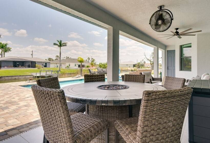 Pool & Gulf Access Canal: Chic Cape Coral Home!