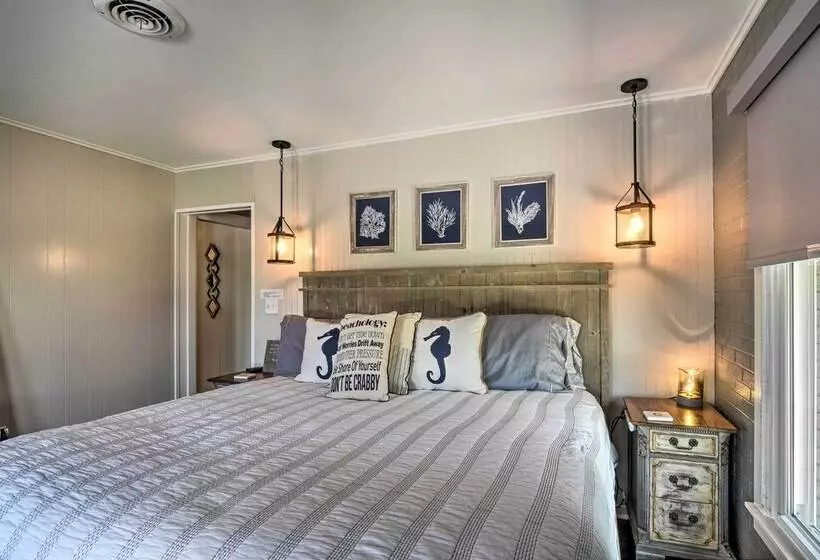 Chic Family Friendly Home With Outdoor Oasis!