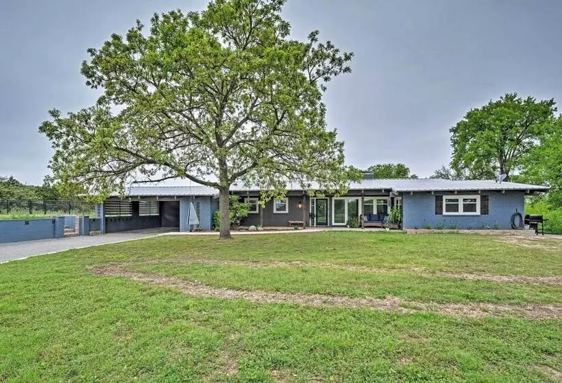 Chic Family Friendly Home With Outdoor Oasis!