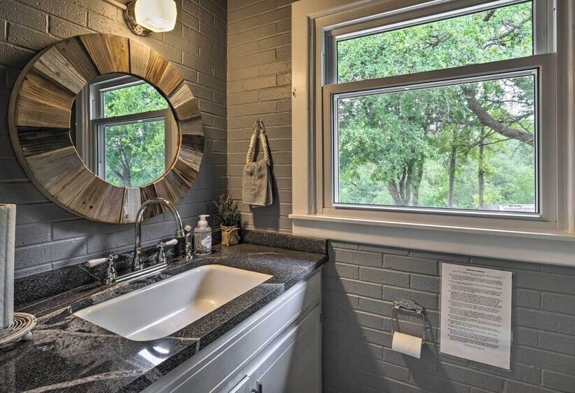 Chic Family Friendly Home With Outdoor Oasis!