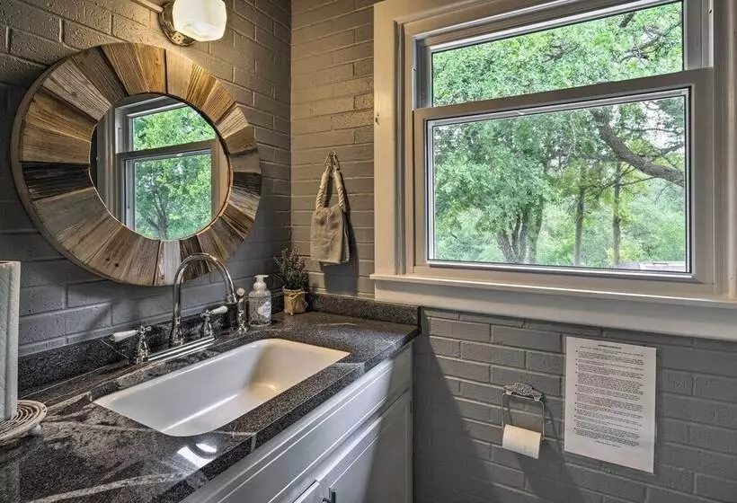 Chic Family Friendly Home With Outdoor Oasis!