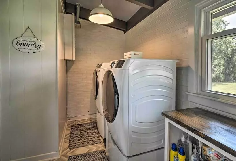 Chic Family Friendly Home With Outdoor Oasis!