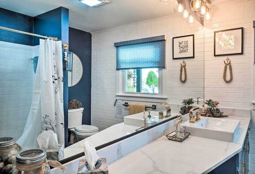 Chic Family Friendly Home With Outdoor Oasis!