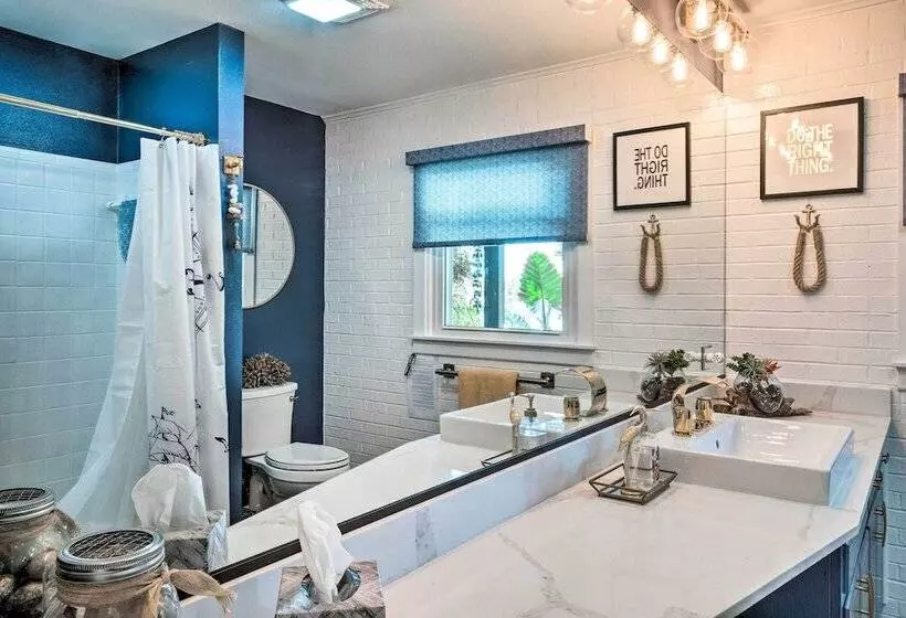 Chic Family Friendly Home With Outdoor Oasis!