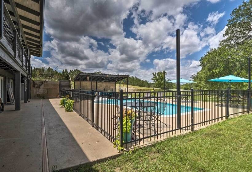 Chic Family Friendly Home With Outdoor Oasis!