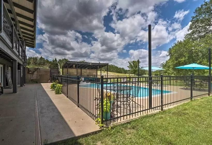 Chic Family Friendly Home With Outdoor Oasis!