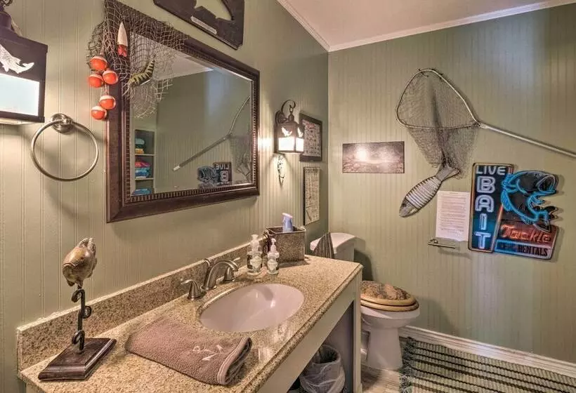 Chic Family Friendly Home With Outdoor Oasis!