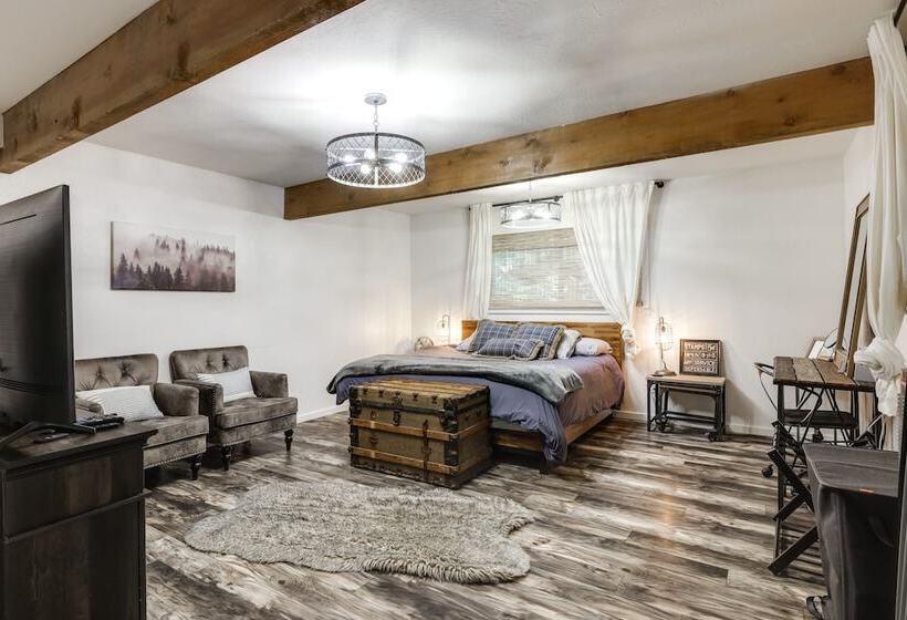 Cold Springs Escape: A/c, Hot Tub, Generator, Wifi