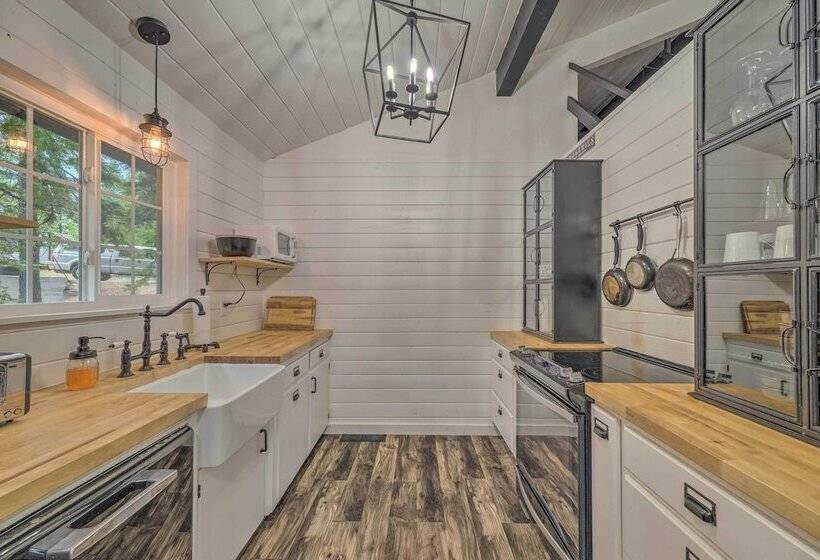 Cold Springs Escape: A/c, Hot Tub, Generator, Wifi