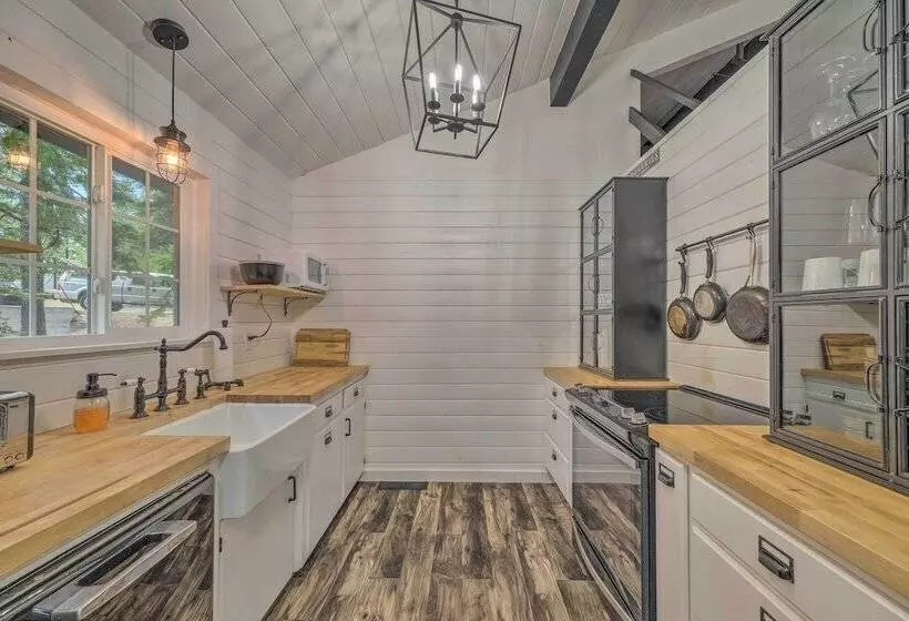 Cold Springs Escape: A/c, Hot Tub, Generator, Wifi