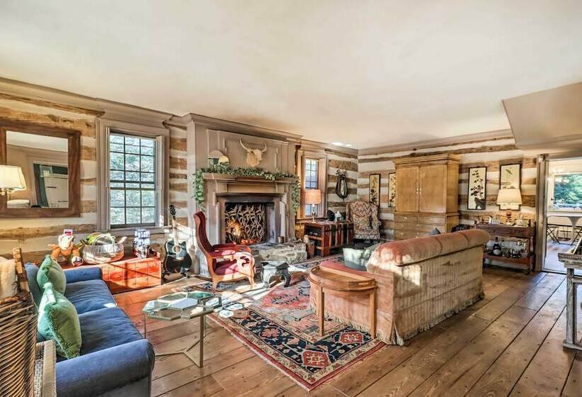 Chic Saylorsburg Escape W/ Hot Tub + Fire Pit