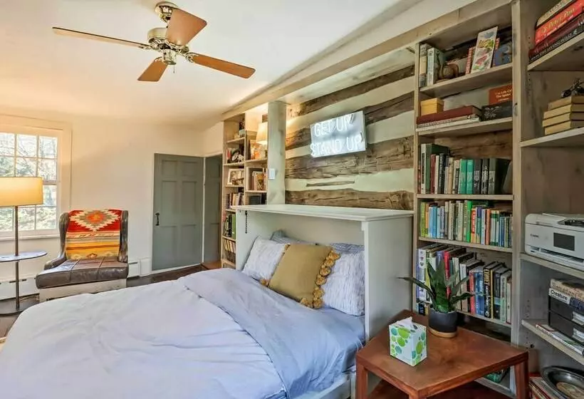 Chic Saylorsburg Escape W/ Hot Tub + Fire Pit