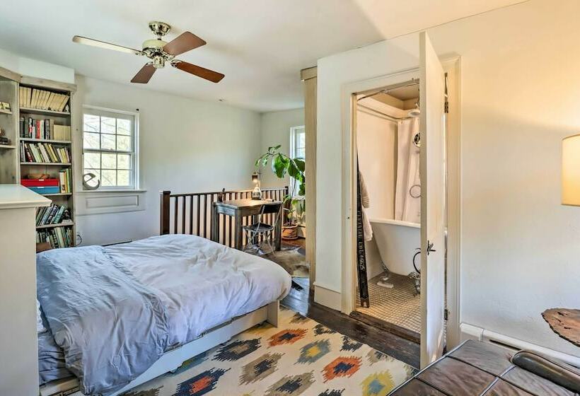 Chic Saylorsburg Escape W/ Hot Tub + Fire Pit