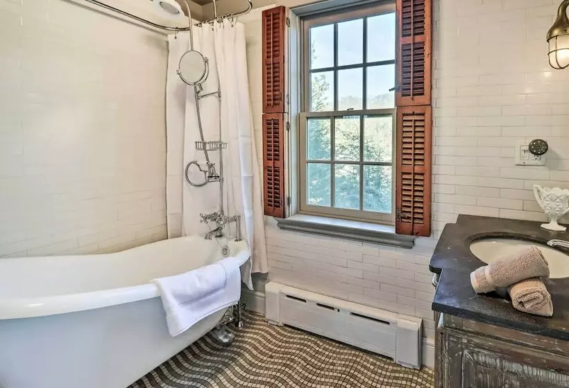Chic Saylorsburg Escape W/ Hot Tub + Fire Pit