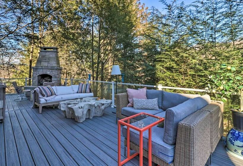 Chic Saylorsburg Escape W/ Hot Tub + Fire Pit