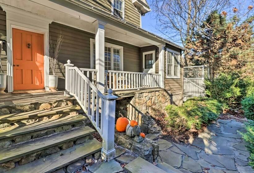 Chic Saylorsburg Escape W/ Hot Tub + Fire Pit