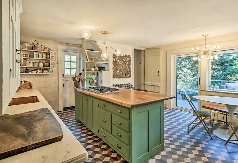 Chic Saylorsburg Escape W/ Hot Tub + Fire Pit