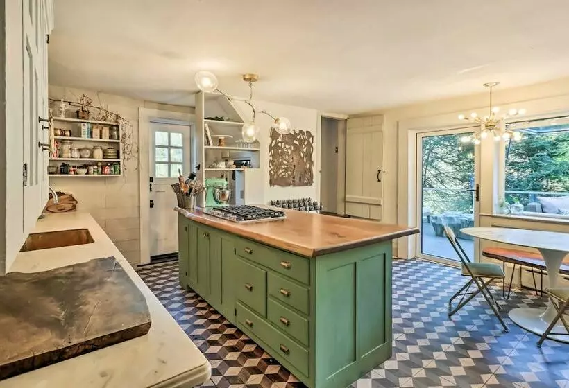 Chic Saylorsburg Escape W/ Hot Tub + Fire Pit