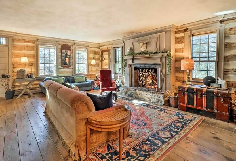 Chic Saylorsburg Escape W/ Hot Tub + Fire Pit