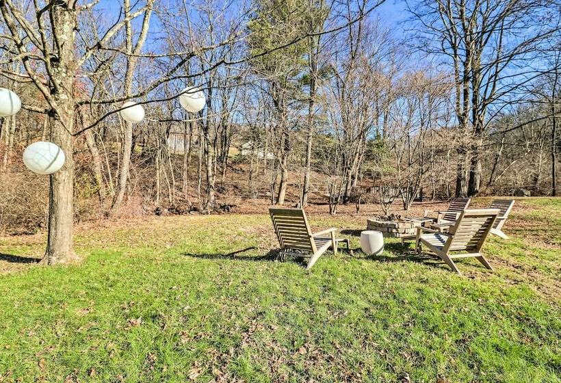 Chic Saylorsburg Escape W/ Hot Tub + Fire Pit