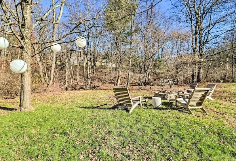 Chic Saylorsburg Escape W/ Hot Tub + Fire Pit