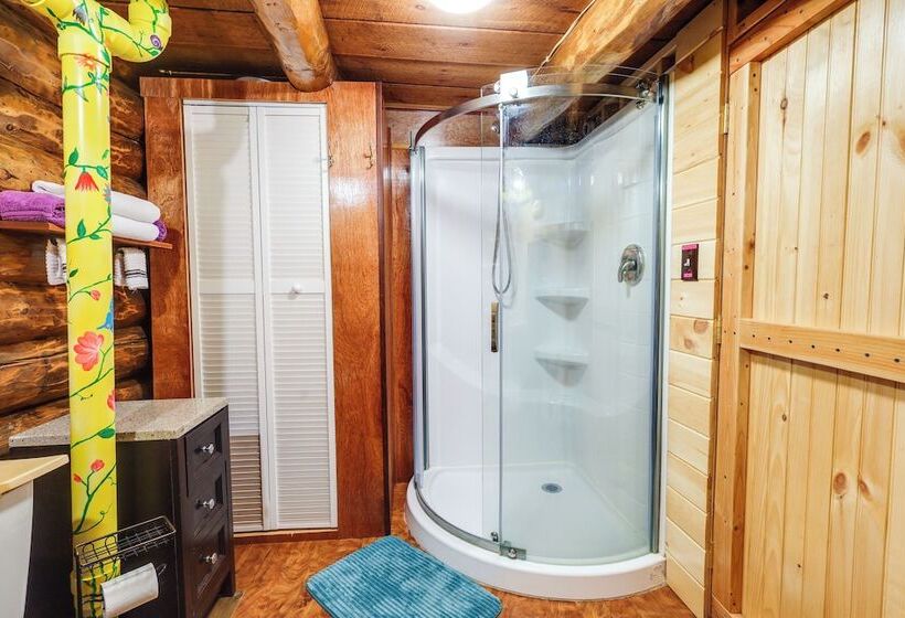 Cozy Elizabethtown Cabin W/ Fire Pit!