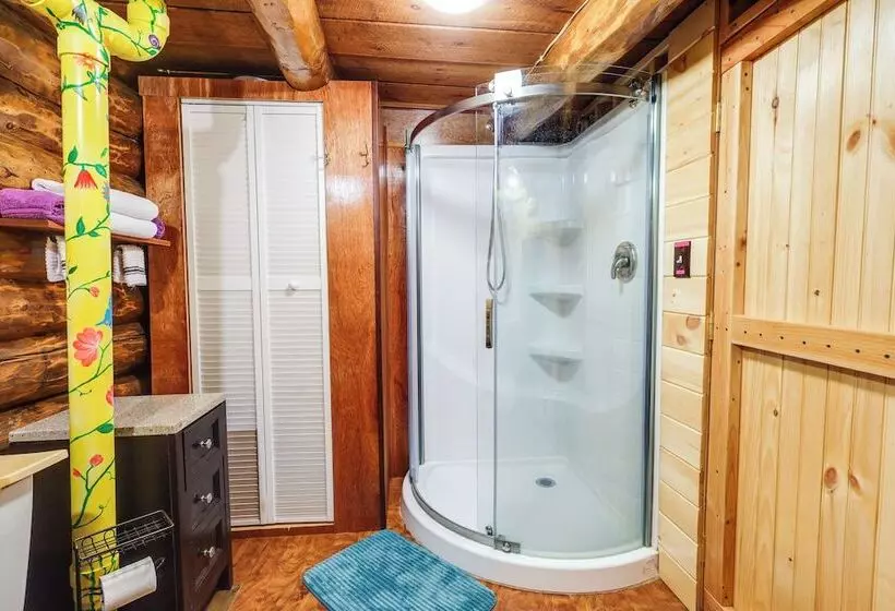 Cozy Elizabethtown Cabin W/ Fire Pit!