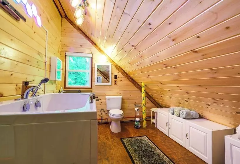 Cozy Elizabethtown Cabin W/ Fire Pit!