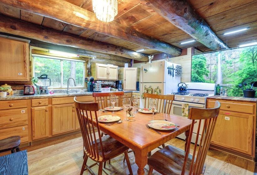 Cozy Elizabethtown Cabin W/ Fire Pit!