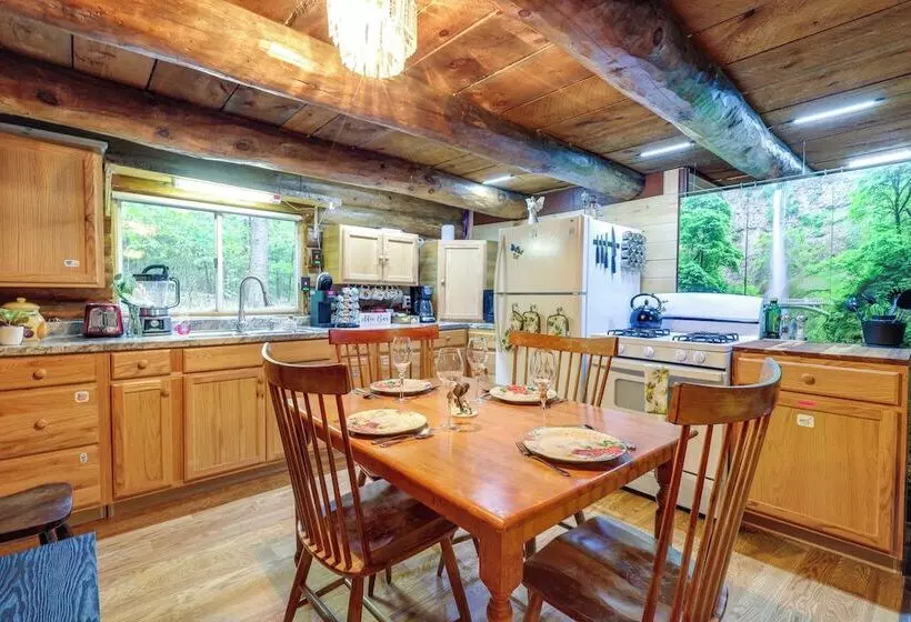 Cozy Elizabethtown Cabin W/ Fire Pit!