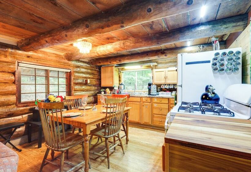 Cozy Elizabethtown Cabin W/ Fire Pit!