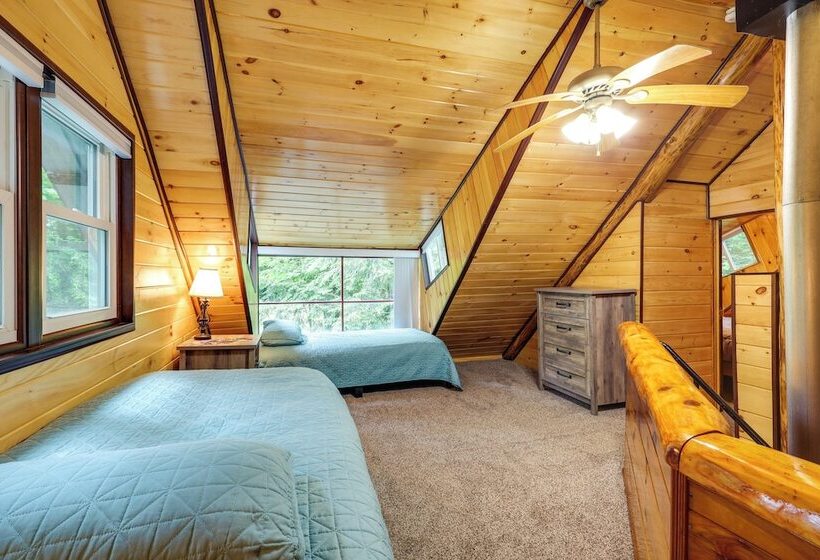 Cozy Elizabethtown Cabin W/ Fire Pit!