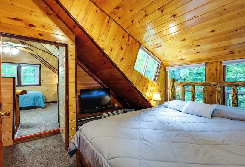 Cozy Elizabethtown Cabin W/ Fire Pit!