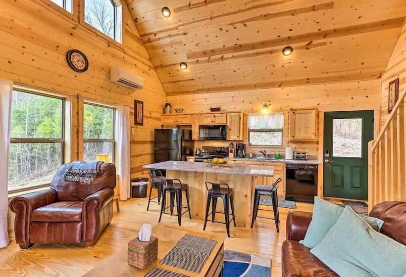 Cozy Mtn Cabin: Spacious Deck & Forest Views!