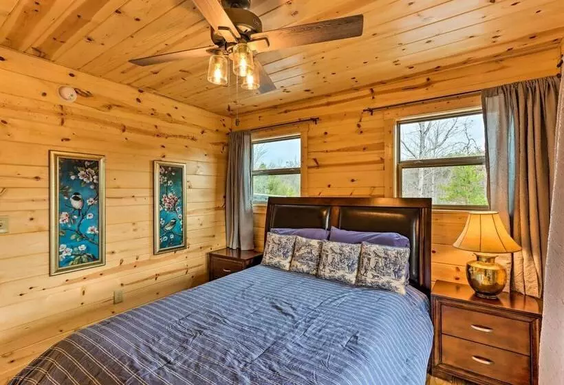 Cozy Mtn Cabin: Spacious Deck & Forest Views!