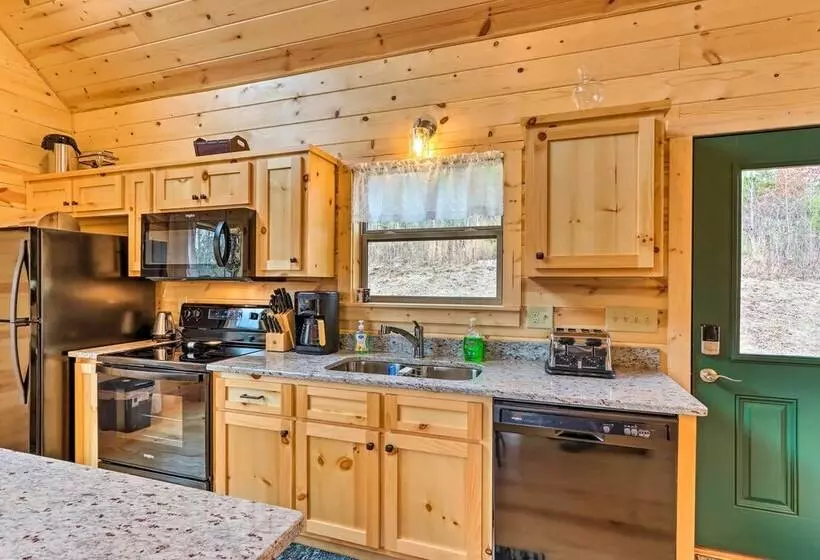 Cozy Mtn Cabin: Spacious Deck & Forest Views!