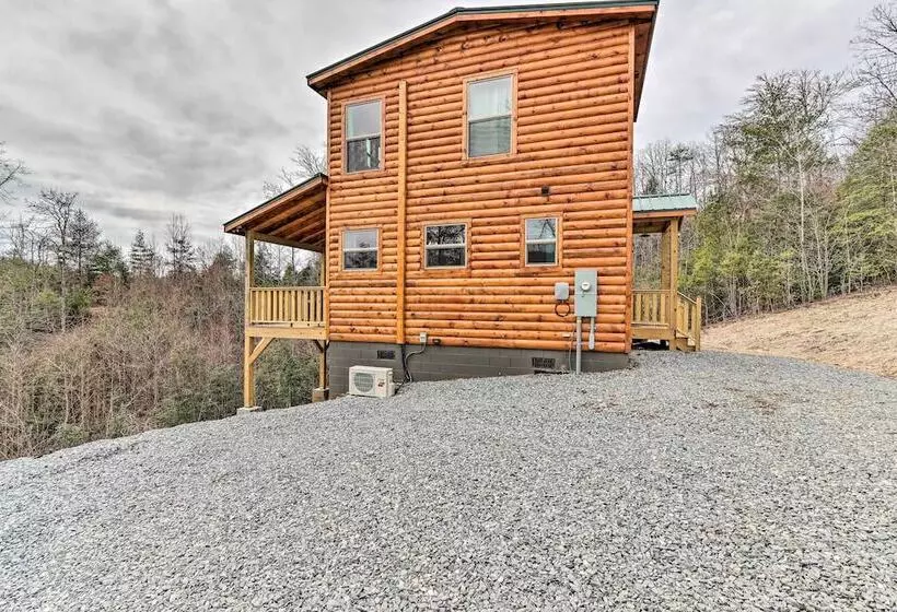 Cozy Mtn Cabin: Spacious Deck & Forest Views!