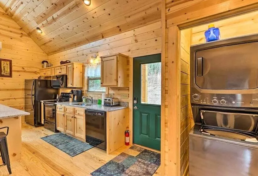 Cozy Mtn Cabin: Spacious Deck & Forest Views!